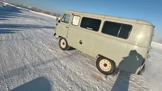 Впервые еду на Буханке, в город. Перегоняем автомобиль, его новому владельцу.