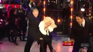Christina Aguilera fails hitting "Candyman" high note