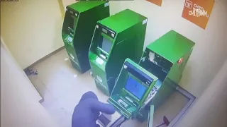 Грабитель забрал из банкомата пустой кассовый приемник вместо 14 млн