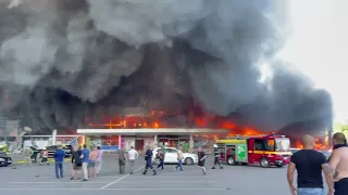 Видео из Кременчуга, Полтавской области. Ракеты попали в ТРЦ, где находилось более 1000(!!!) людей.