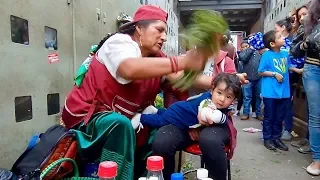 Doña Rosa does energy cleansing (limpia espiritual) in Cuenca, Ecuador