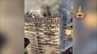 Incendio devasta a Milano un palazzo di 15 piani nella periferia sud della città. |VV.F.