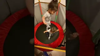 Un bébé qui fait de trampoline