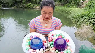 😱The girl accidentally caught a large river clam with stunning beautiful pearls inside💎💎