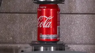 Гидравлический пресс против железной банки Кока-Колы . hydraulic press against coca cola