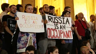 Акции протеста в Тбилиси: против главы МВД и "оккупации" РФ