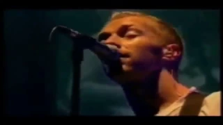 Coldplay - Don't Panic live ft. Even in the Back - Glastonbury 2002