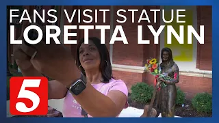 'She's an icon:' Fans pay tribute to Loretta Lynn at statue outside Ryman