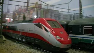 Plastico ferroviario HO Italia varie circolazioni III con anunccio ritardo
