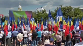 Елена Грицко зачитывает Резолюцию митинга «За свободную Молдову» в Комрате