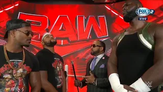 MVP & Omos confronta a The Street Profits en Backstage - WWE Raw 18/07/2022 (En Español)