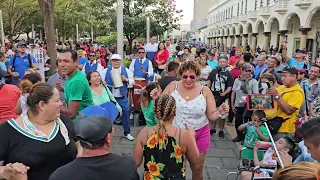 EL DULCERO HIZO TODO LO POSIBLE POR HACER FELIZ A ESTA HERMOSA TURISTA