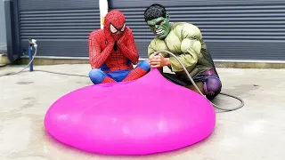 Spider Man Hulk Popping Giant Water Balloons!