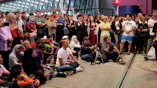 Sentuhan buskers Bob nyayikan lagu China memang paling top dari sentuhan buskers