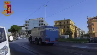 Roma - Gli idranti della Polizia di Stato sanificano le strade (31.03.20)