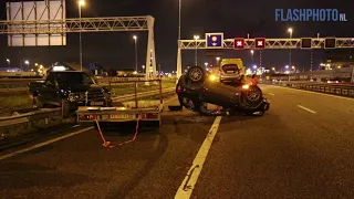 Auto op de kop, andere bovenop vangrail na aanrijding - A4 Rotterdam Pernis