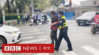反封控抗議後，上海警察檢查行人手機要求刪除照片－ BBC News 中文