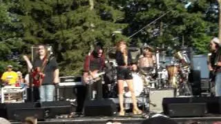 Grace Potter lookin' so so sexy with Warren Haynes and the Mule @ Rothbury 2009