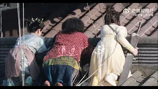 #谭松韵 瑶瑶，你趴在屋顶干嘛呢？｜#seventan #tansongyun Yaoyao, why are you lying on the roof?