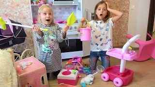 Уборка дома Настя с подружкой убирают игрушки в комнате Helps Mommy