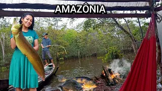 ACAMPANDO e PESCANDO nas margens do  IGARAPÉ da ONÇA no meio da FLORESTA AMAZÔNICA