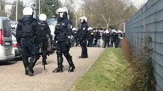 Kibice Lecha Poznań pod stadionem w Gliwicach przed meczem z Piastem 12/03/2023