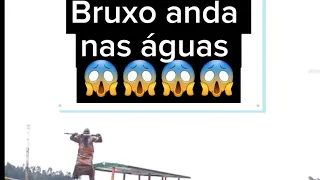 Bruxo anda nas águas na África