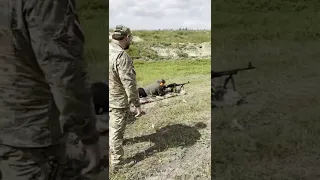 Григорий Лепс стреляет по мишеням во время своей поездки в ДНР
