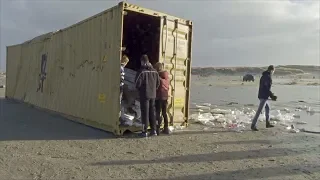 На побережье голландских островов вымывает контейнеры с телевизорами и мебелью