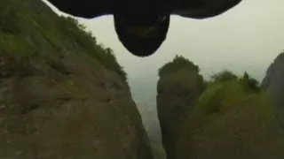 AMAZING! Jeb Corliss performs flying dagger through 4-metre-wide valley in China at 160KPH