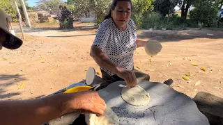 Doña Rosa haciendo tortillas de maíz en ornillo de leña y moliendo el nixtamal