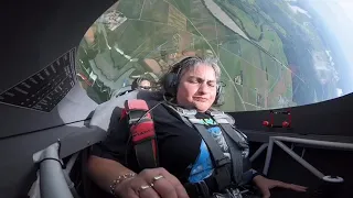Woman vomits in mid-flight in a stunt plane. Mujer vomita en pleno vuelo en avioneta de acrobacia