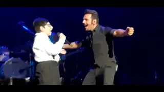 Il Volo en Luna Park hace subir a un niño y sorprende con su voz - Chander Covello