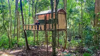 Camping hujan deras || Membangun rumah pohon dari bambu di hutan pinggir sungai