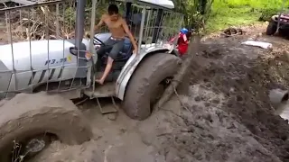 Лайфхак.Як витягнути трактор із болота