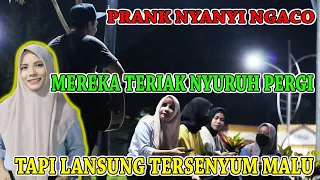 AWALNYA TERIAK NYURUH PERGI ENDINGNYA TERSENYUM NAHAN MALU | PRANK NYANYI NGACO