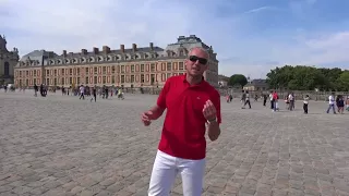 При входе в Версаль