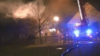 Grote uitslaande brand verwoest rietgedekte boerderij aan de Kerkhovensestraat in Oisterwijk