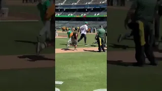 Steph Curry Runs Around The Bases With Kids At The Oakland Coliseum! 2022