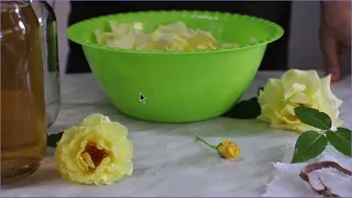 Как сделать уксус из лепестков розы?