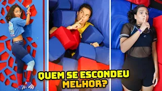 PIQUE ESCONDE NO PARQUE DE TRAMPOLIM! - (CAMUFLADOS) - QUEM É MELHOR?!