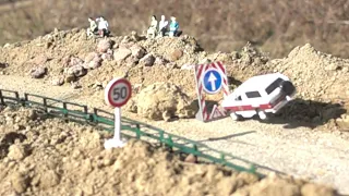 1 /64 Dynamic Diorama - Cars Truck and Police Chase - Crash Compilation Slow Motion 1000 fps #10