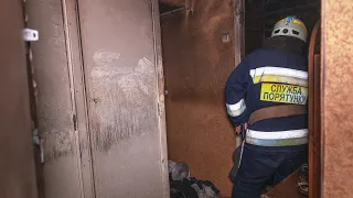 Пожар на Рабочей в Днепре патрульные со спасателями вынесли из горящей квартиры двух женщин