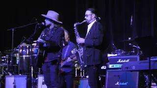 Lukas Nelson Lily Meola perform Shallow NYE 2019 Wailea Maui