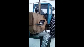Трактор ЮМЗ-6.трактор штурмует снег.юмз6 зверь в своём деле.