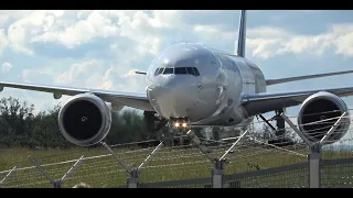 🟊FRA🟊 Boeing777-F Lufthansa Cargo, Cargo Human Care rollt über Spotterbrücke