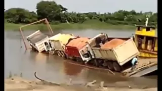 Жесткий прикол на стройке! Грузовики перевернулись в воду прямо с парома  Смотрите!