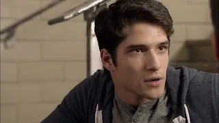 Teen Wolf 2x04 Scott and Stiles bro talk about his boss for Argents know about lizard monster