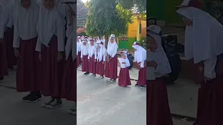 baca teks UUD 1945 kelas 1 B SDN 1 Sinar Banten