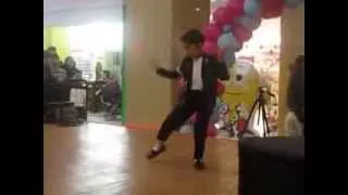 Мальчик танцует как Майкл Джаксон | Boy dancing like Michael